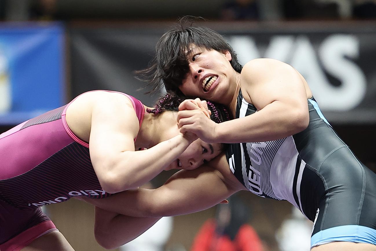 女子68キログラム級1回戦　激しく組み合う尾崎（左）と石井（撮影・河田真司）