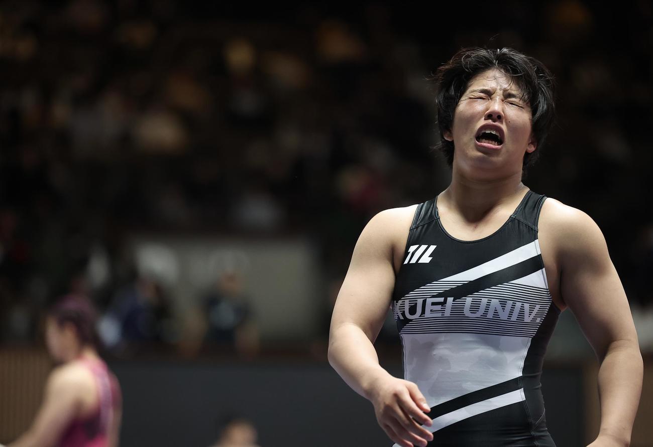 女子68キログラム級1回戦　尾崎（奥）に敗れ、険しい表情を浮かべる石井（撮影・河田真司）
