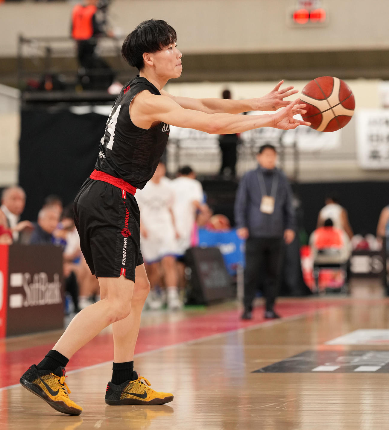 広島皆実対駒大苫小牧　第2Q、パスを出す駒大苫小牧・井上（撮影・鈴木みどり）