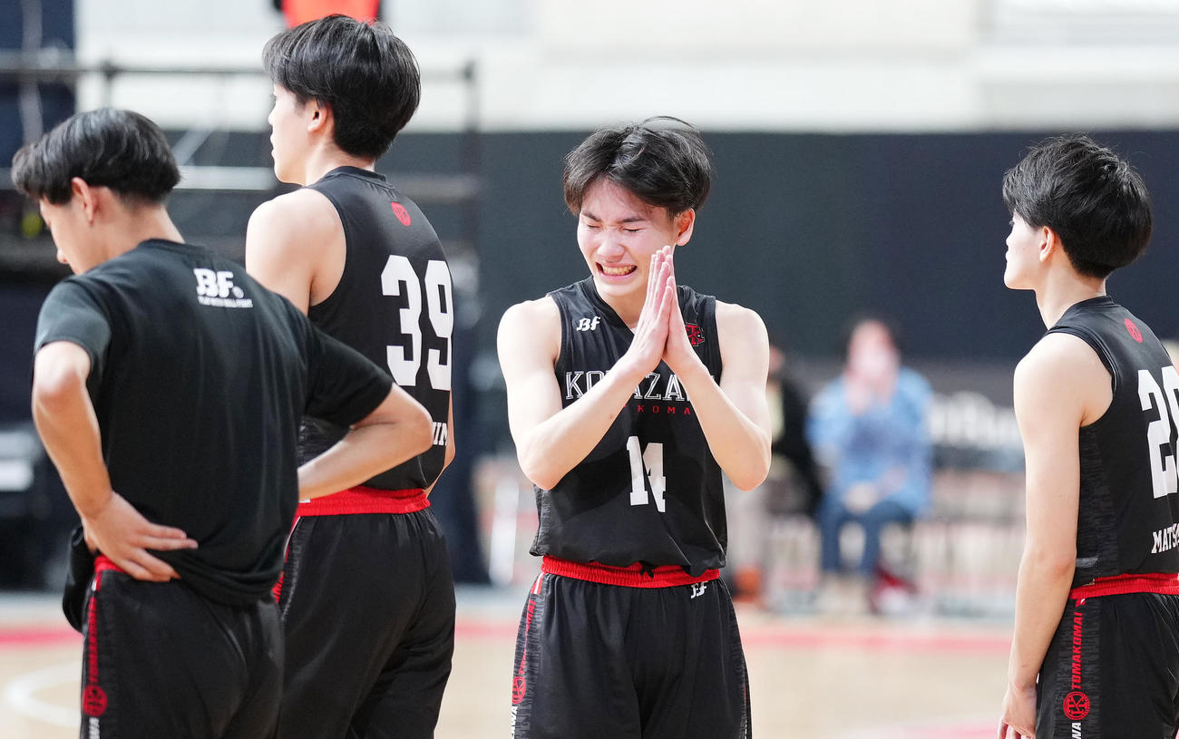 広島皆実に敗れ、スタンドに向かって手を合わせる駒大苫小牧・井上（右から2人目）（撮影・菅敏）