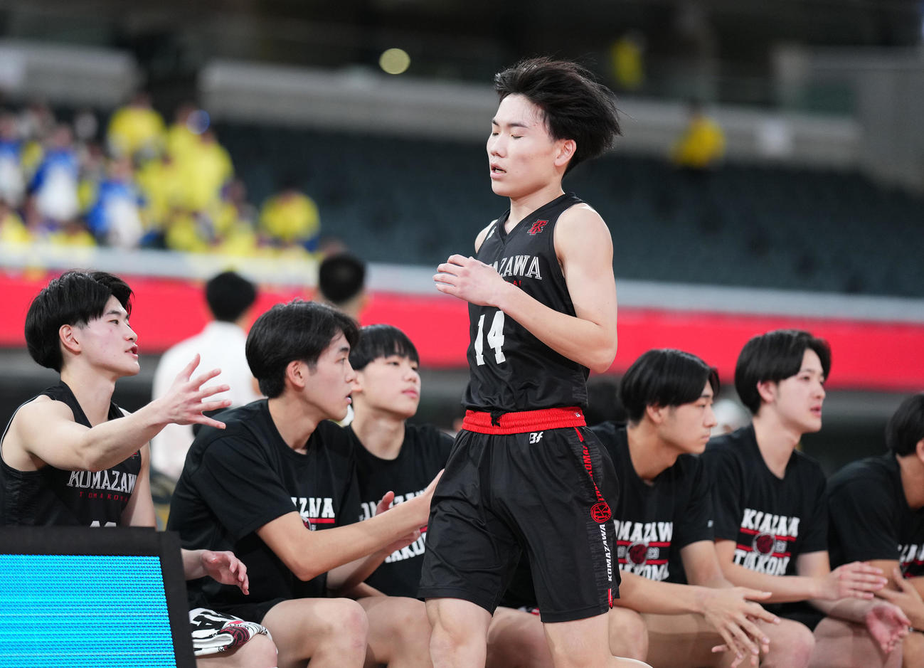 広島皆実対駒大苫小牧　第4Q、途中出場しベンチに戻る駒大苫小牧・井上（中央）（撮影・菅敏）