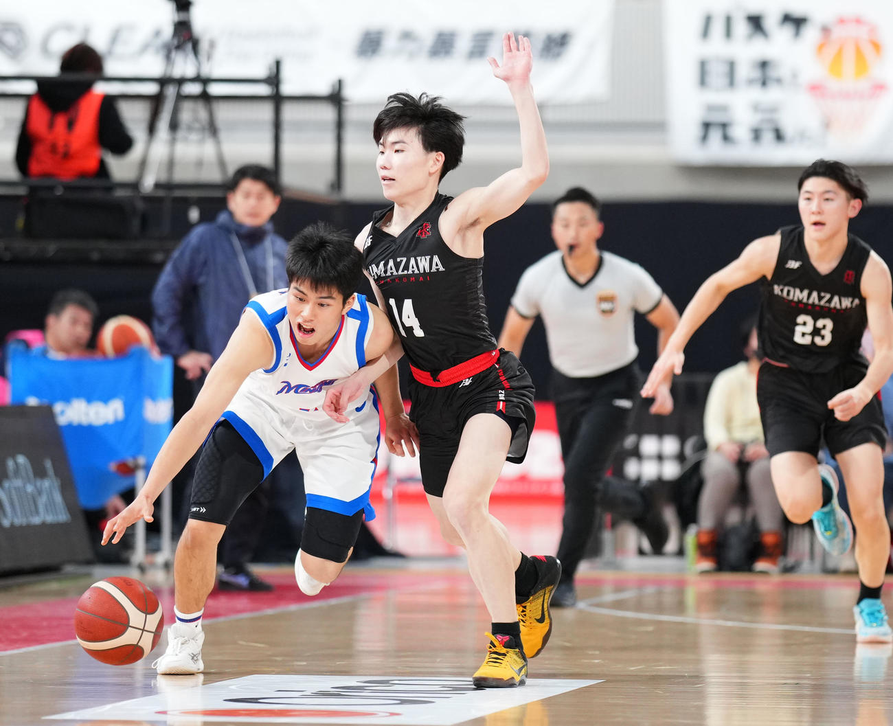 広島皆実対駒大苫小牧　第4Qに出場し、ディフェンスをする駒大苫小牧・井上（右）（撮影・菅敏）