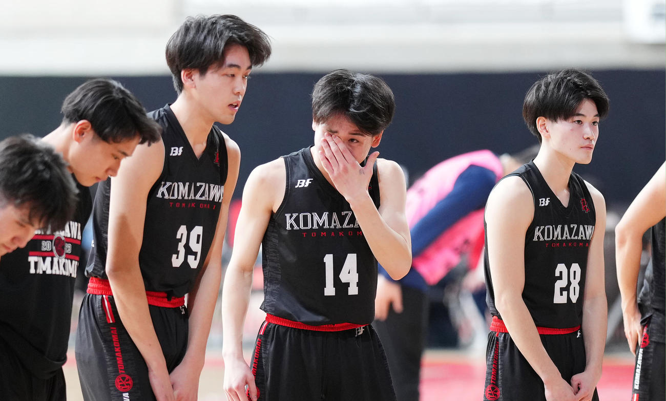 広島皆実に敗れ、涙を流す駒大苫小牧・井上（右から2人目）（撮影・菅敏）
