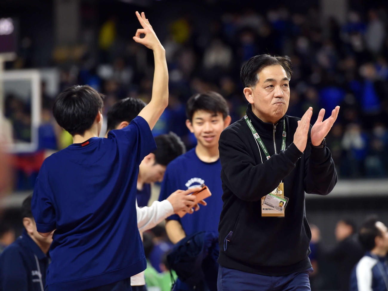 第1Q、シュートが決まり、拍手を送る能代科学技術・小松監督