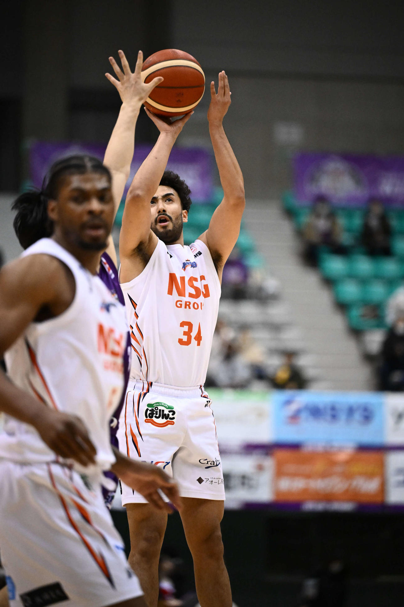 第2Q、3点シュートを決める新潟・遠藤（C）B．LEAGUE