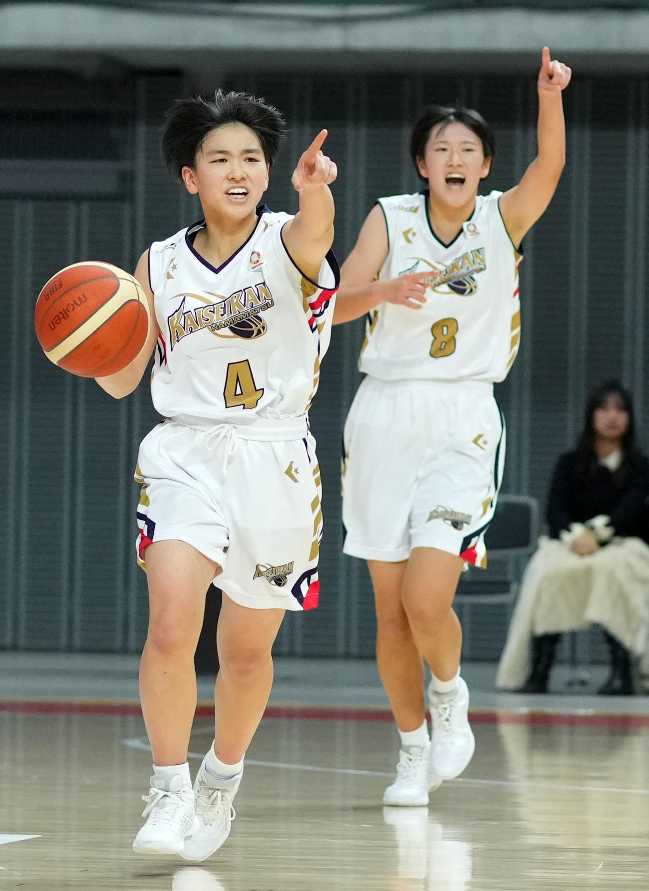 浜松開誠館対慶進　第3Q、指示を出す浜松開誠館・井口（左）（撮影・横山健太）