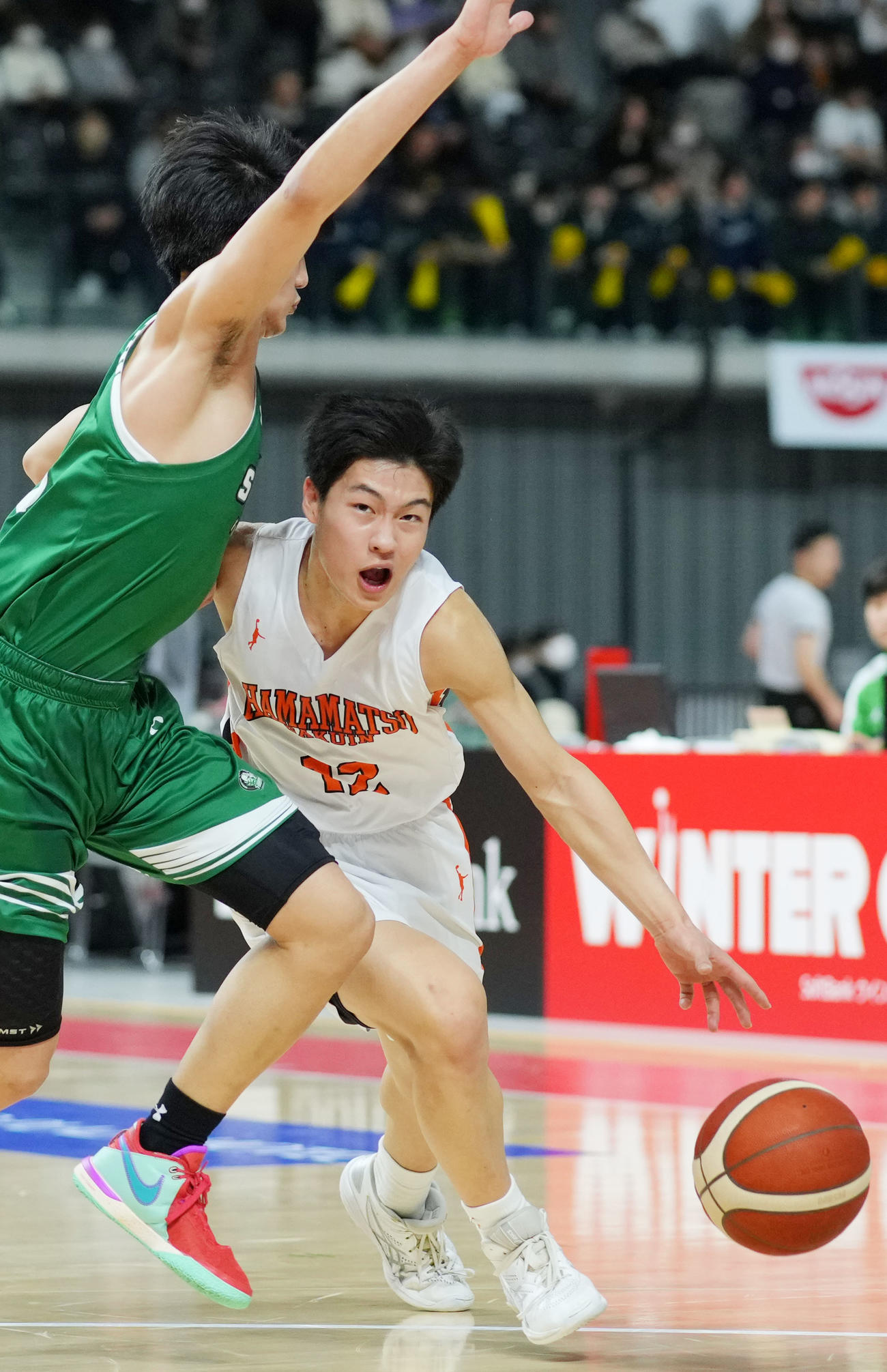 浜松学院対正智深谷　第2Q、ドリブルで攻め込む浜松学院・西垣（撮影・横山健太）