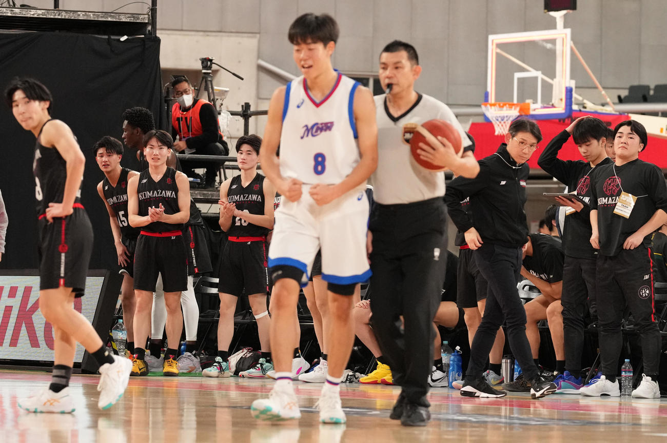 広島皆実対駒大苫小牧　広島皆実に敗れた駒大苫小牧の選手たち。後方左から3人目は井上（撮影・鈴木みどり）