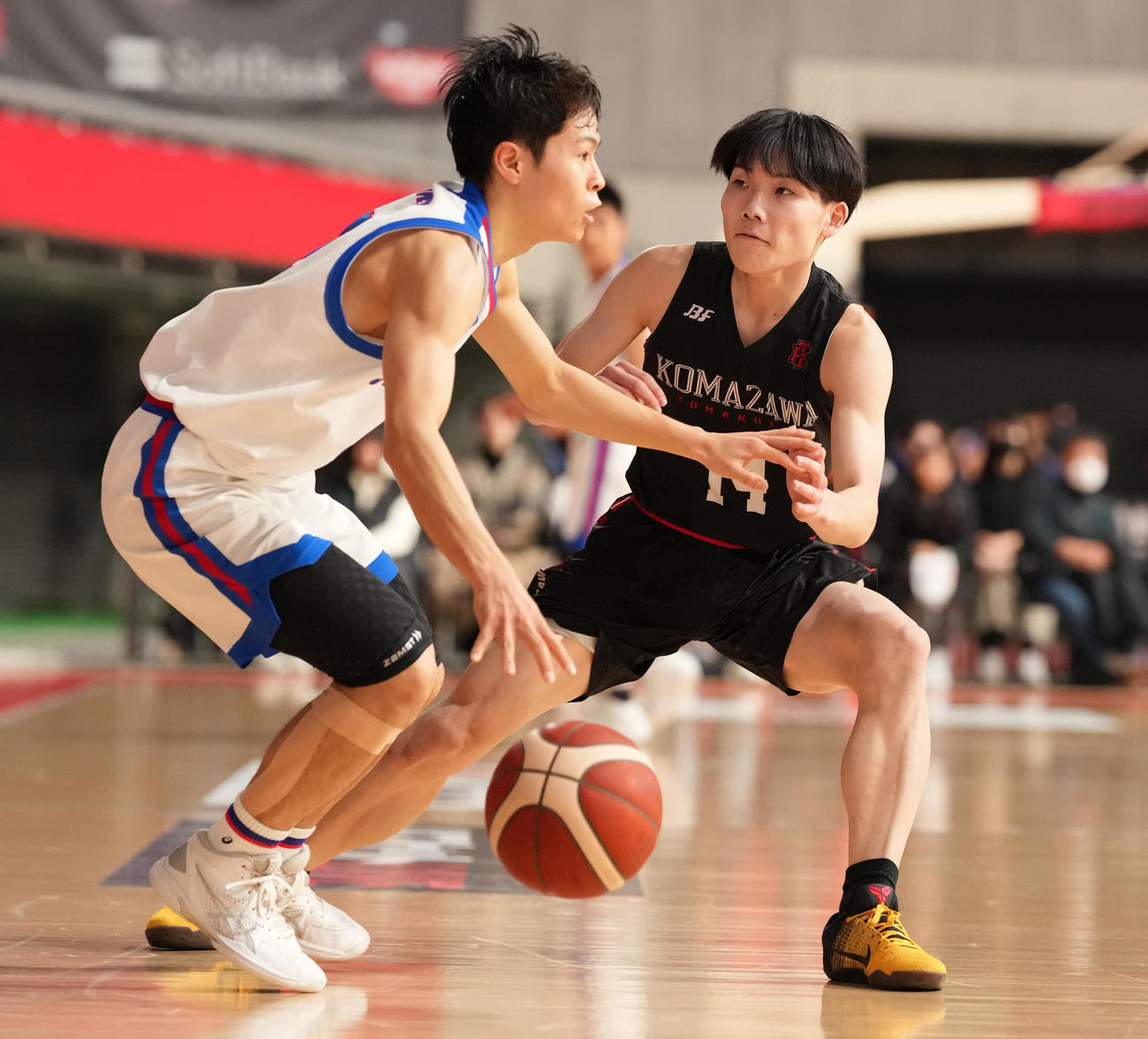 広島皆実対駒大苫小牧　第4Q、ディフェンスする駒大苫小牧・井上（右）