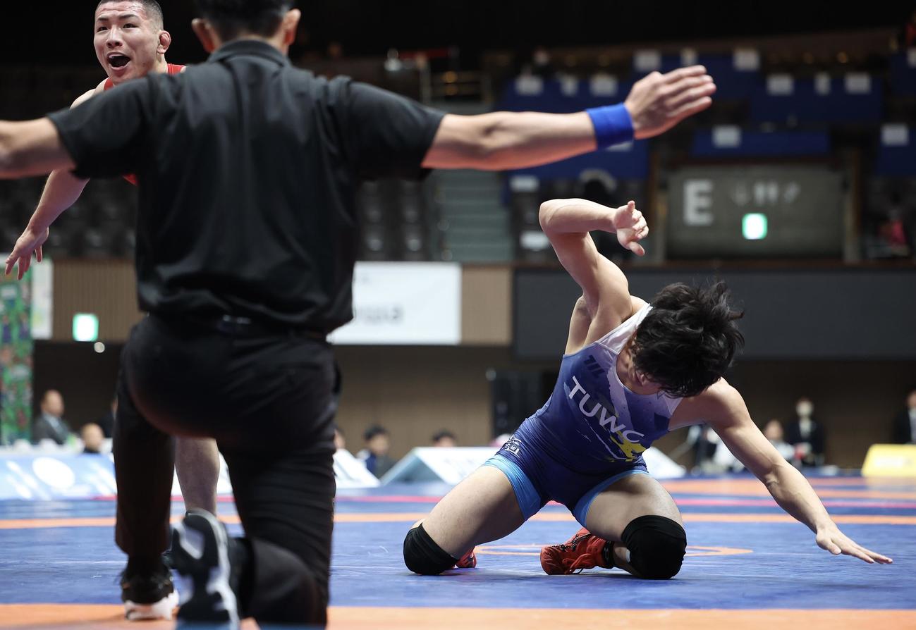 男子フリースタイル86キロ級決勝　石黒（左）に敗れマットをたたいて悔しがる高谷（撮影・河田真司）