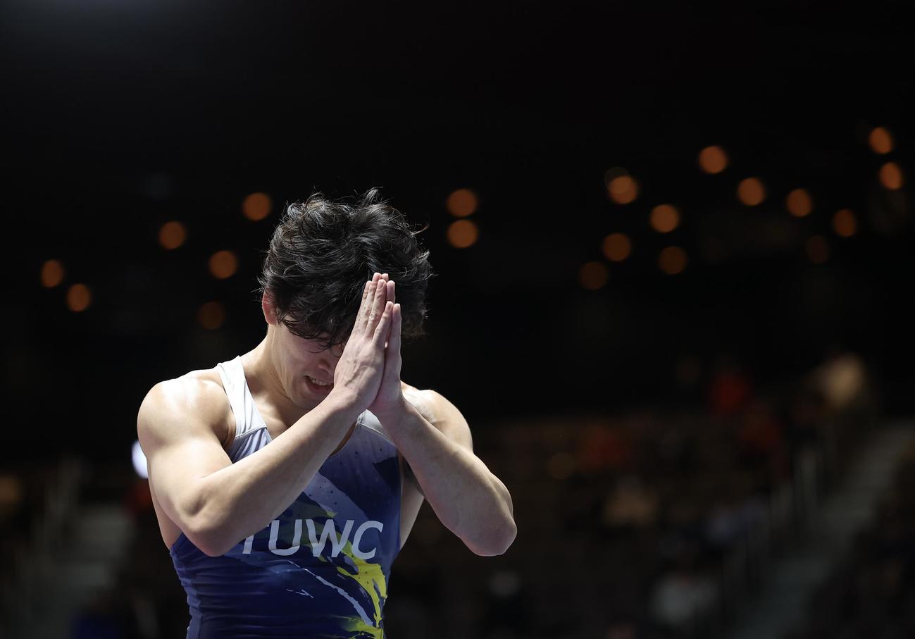 男子フリースタイル86キログラム級決勝　石黒に敗れ、観客席に向かい手を合わせる高谷（撮影・河田真司）