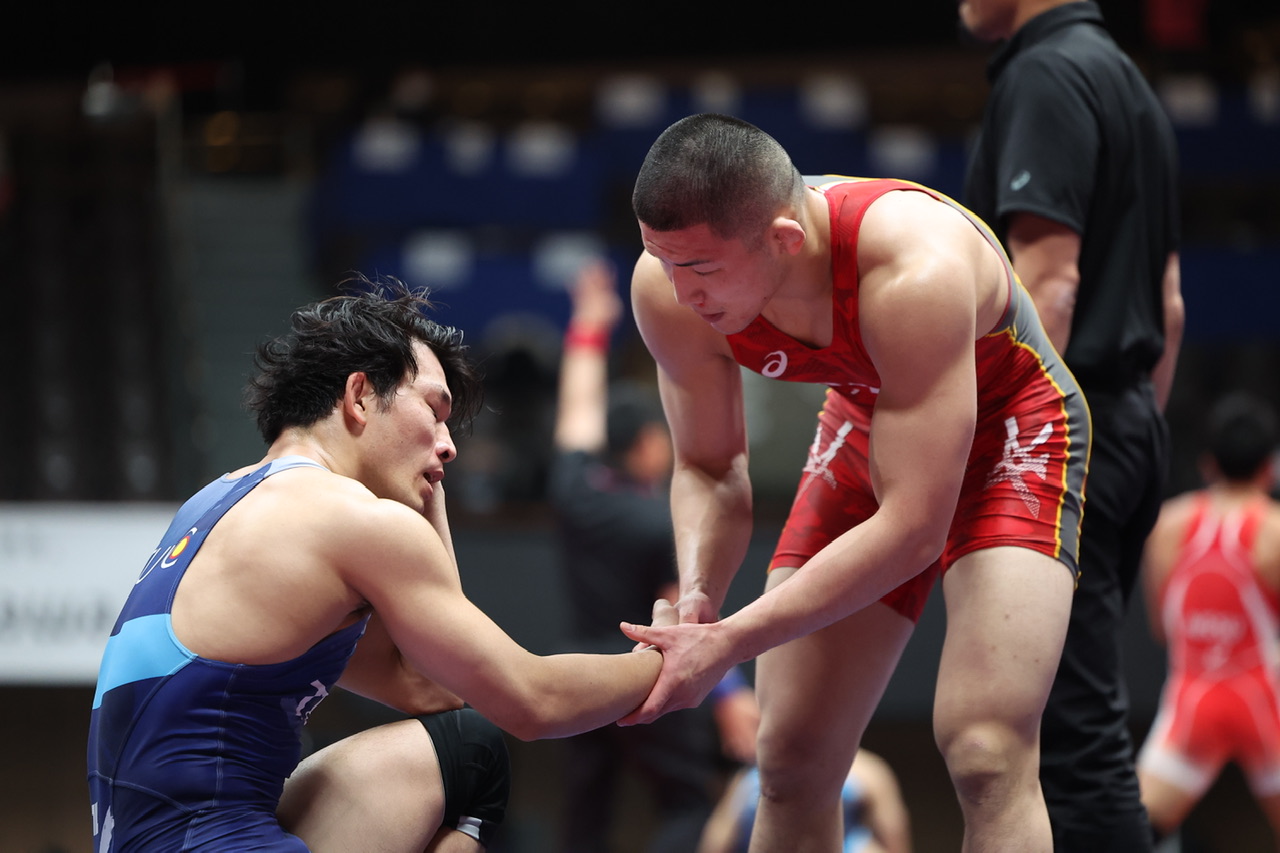 男子フリースタイル86キログラム級決勝　試合後、握手を交わす高谷（左）と石黒（撮影・河田真司）