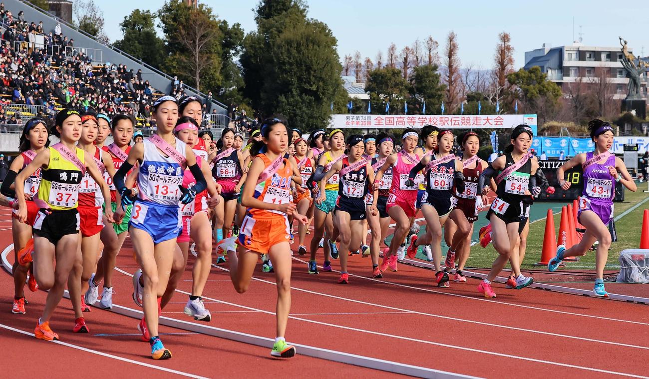 全国高校駅伝　一斉にスタートする女子の選手たち（撮影・上田博志）