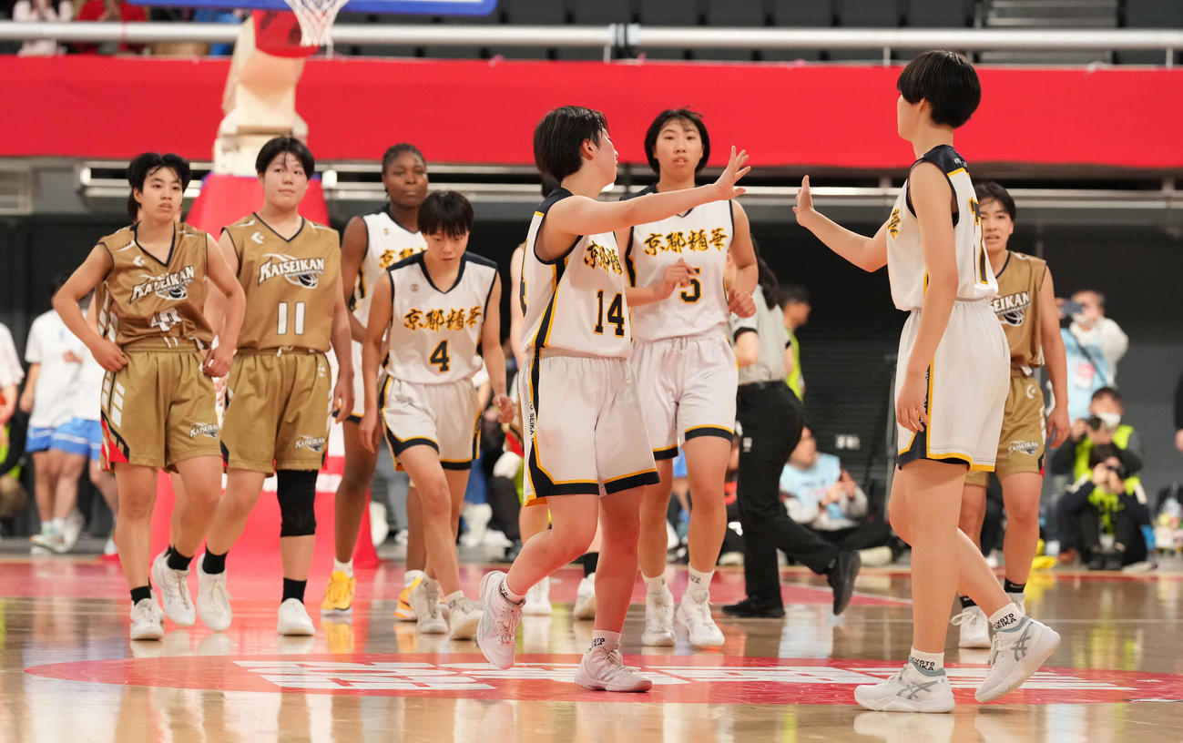 京都精華学園対浜松開誠館　浜松開誠館に勝利し、タッチを交わす京都精華学園の選手たち（撮影・鈴木みどり）