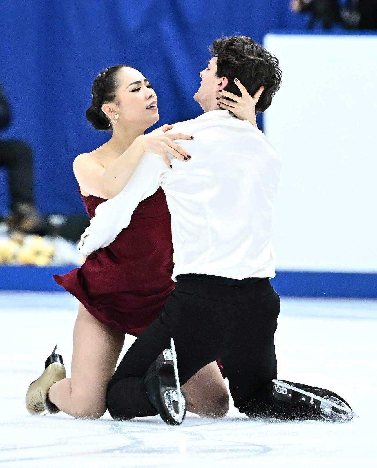 アイスダンス・フリーの演技をする小松原（左）と尊（撮影・滝沢徹郎）
