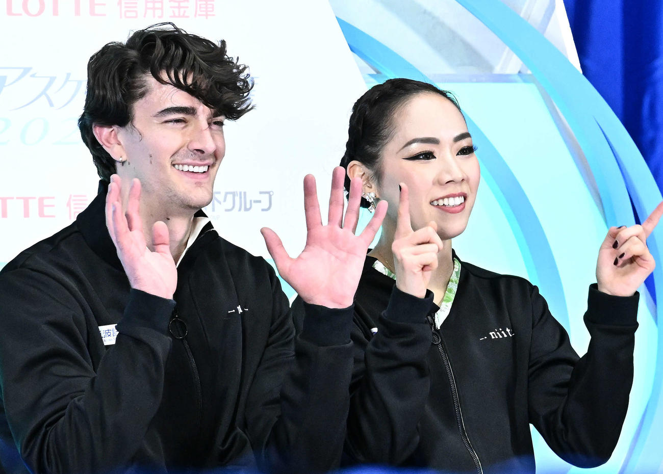 アイスダンス・フリーの演技を終え笑顔の小松原（右）と尊（撮影・滝沢徹郎）