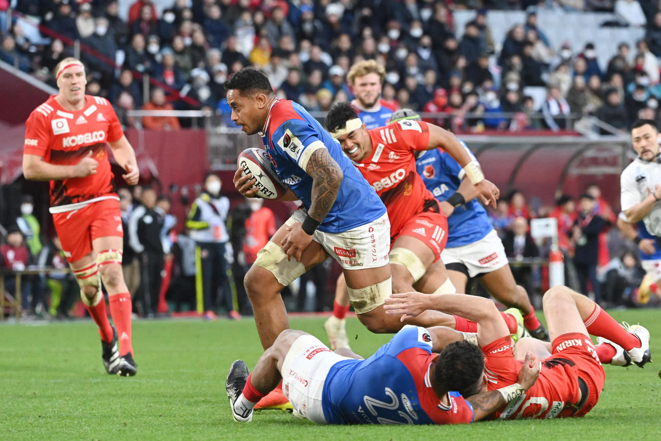 神戸対BL東京　後半、BL東京フランカーのシャノン・フリゼルがトライを決める（撮影・滝沢美穂子）