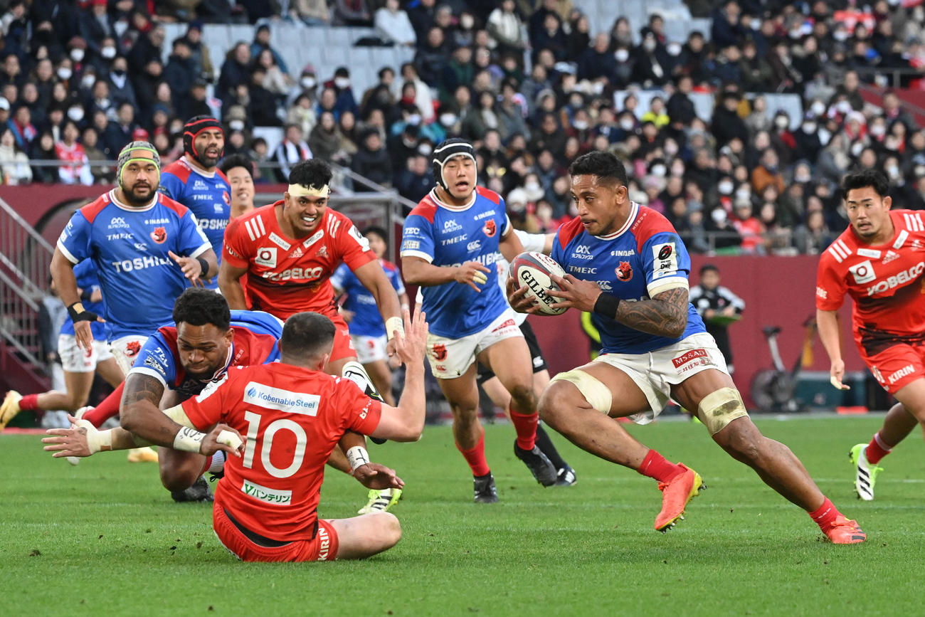 神戸対BL東京　後半、BL東京フランカーのシャノン・フリゼルがトライを決める（撮影・滝沢美穂子）