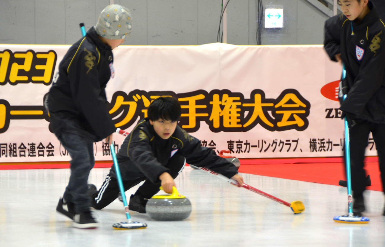 正確なスローで連覇の原動力となった軽井沢ジュニアのサード小川（中央）