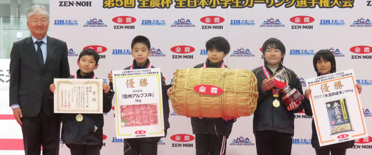 連覇を果たした軽井沢ジュニアに副賞を贈呈したJA全農の安田忠孝代表理事専務（左）