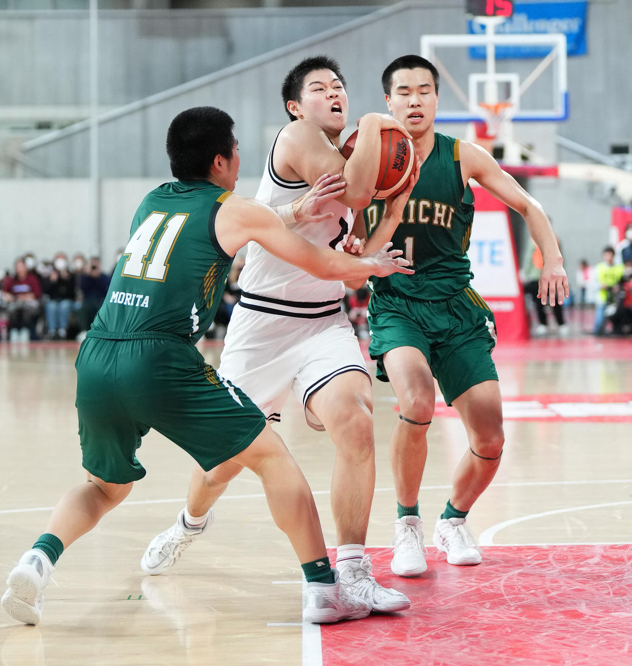 仙台大明成対福岡第一　第4Q、相手の激しいディフェンスを受ける仙台大明成・佐藤晴（中央）（撮影・菅敏）