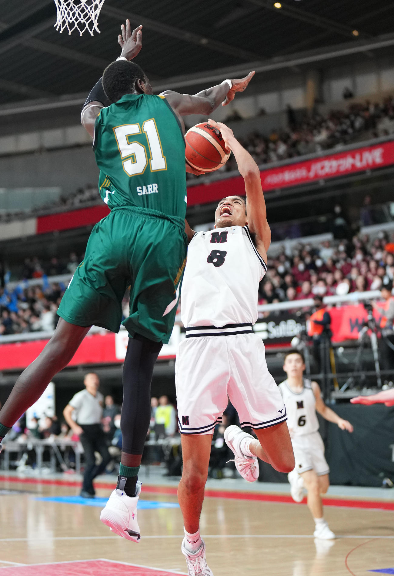 仙台大明成対福岡第一　第4Q、福岡第一・シェッハ（左）のディフェンスを受けながらもシュートする仙台大明成・ショーン莉音（撮影・菅敏）
