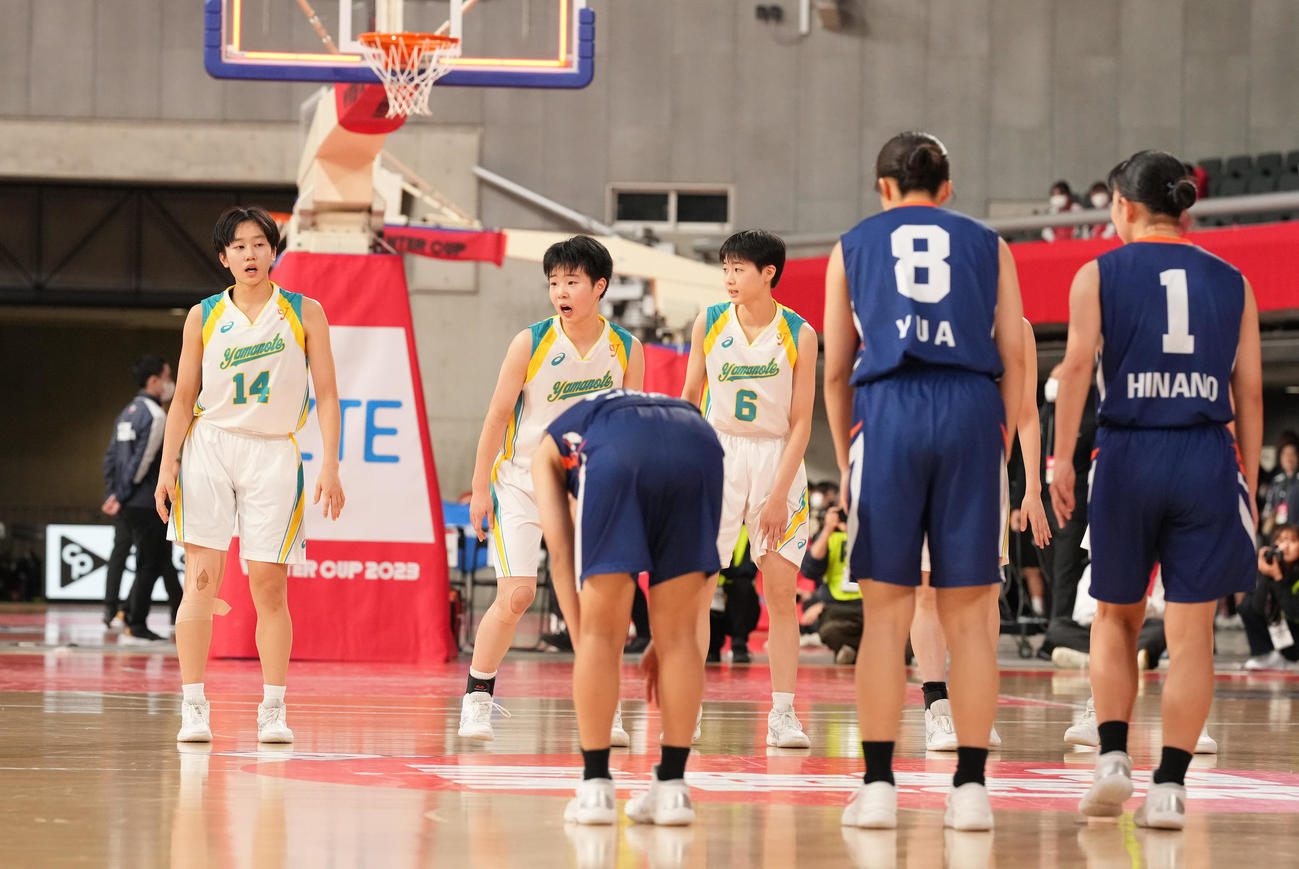 札幌山の手対日本航空石川　日本航空に勝利した札幌山の手の選手たち（撮影・鈴木みどり）