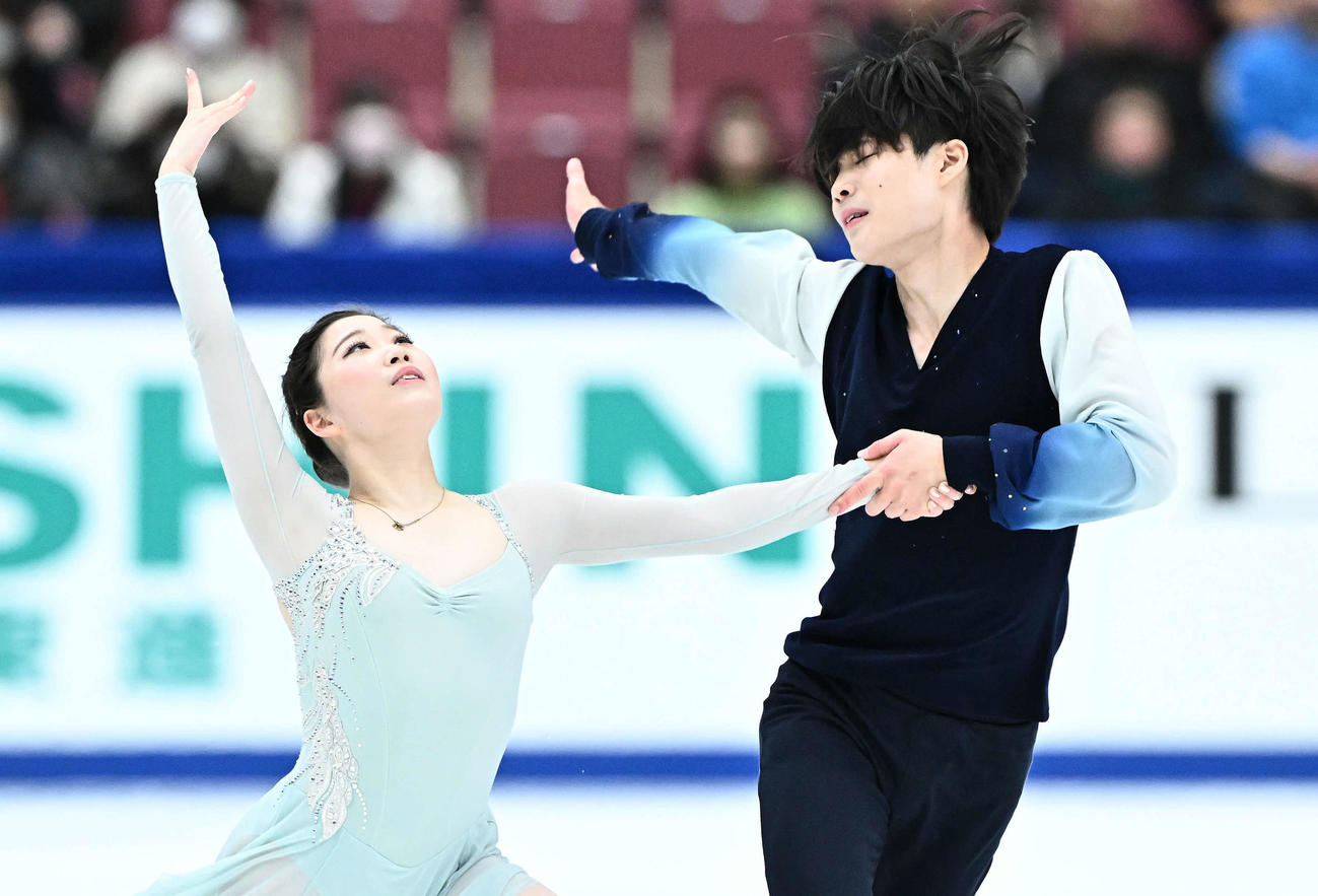 アイスダンス・フリーの演技をする田中（左）と西山（撮影・滝沢徹郎）