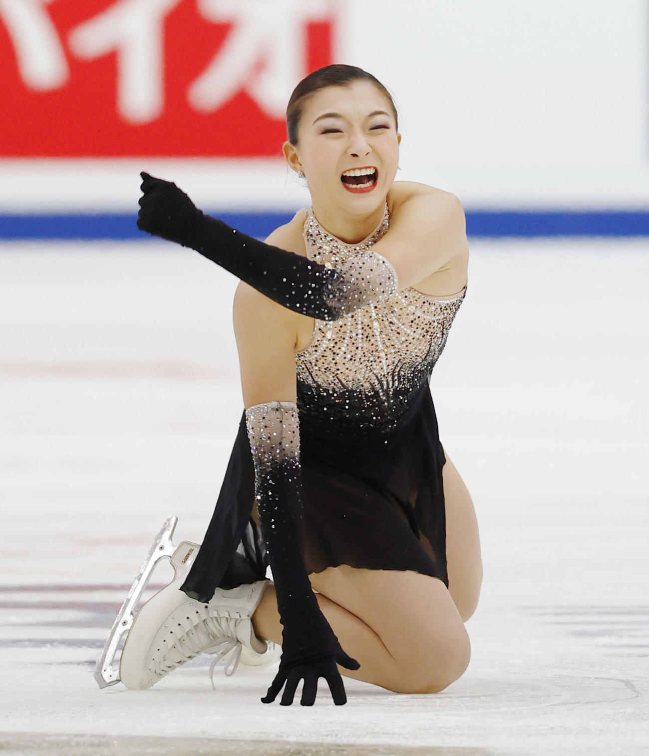 女子フリーの演技を終え、ガッツポーズする坂本花織。3年連続4度目の優勝を果たした（共同）