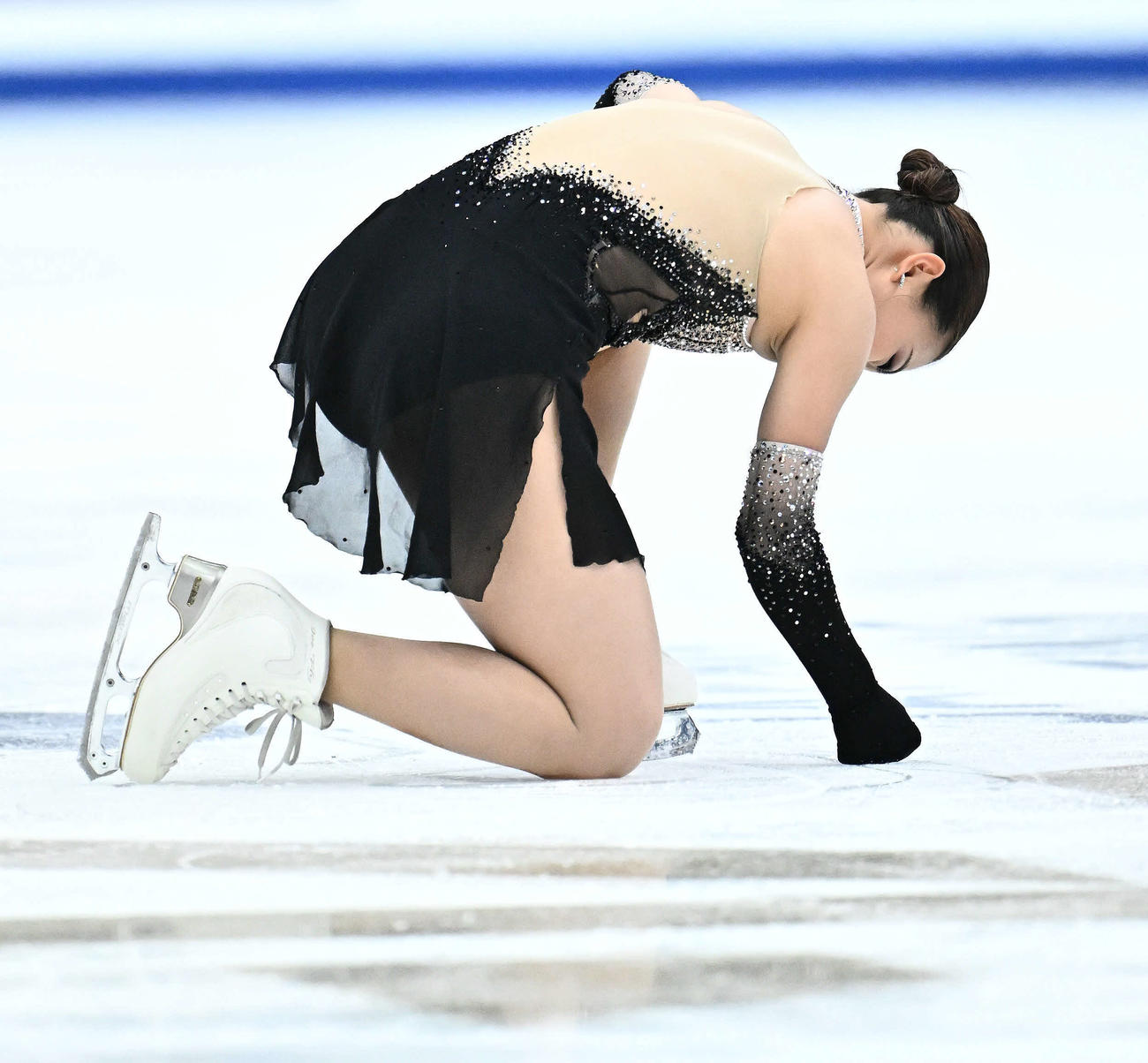 女子フリーの演技を終え氷をたたく坂本（撮影・滝沢徹郎）
