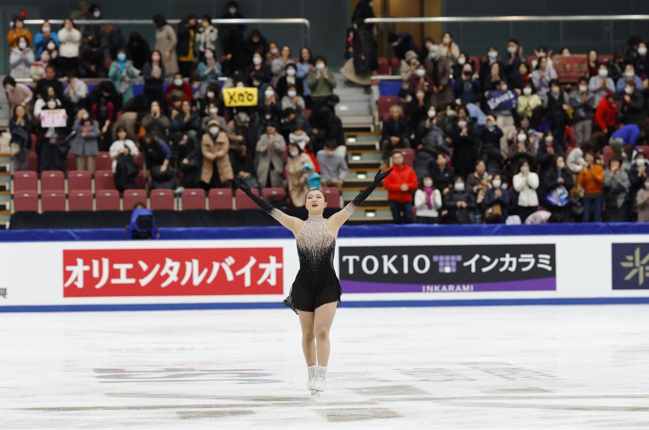 女子フリーの演技を終え、歓声に応える坂本花織（共同）