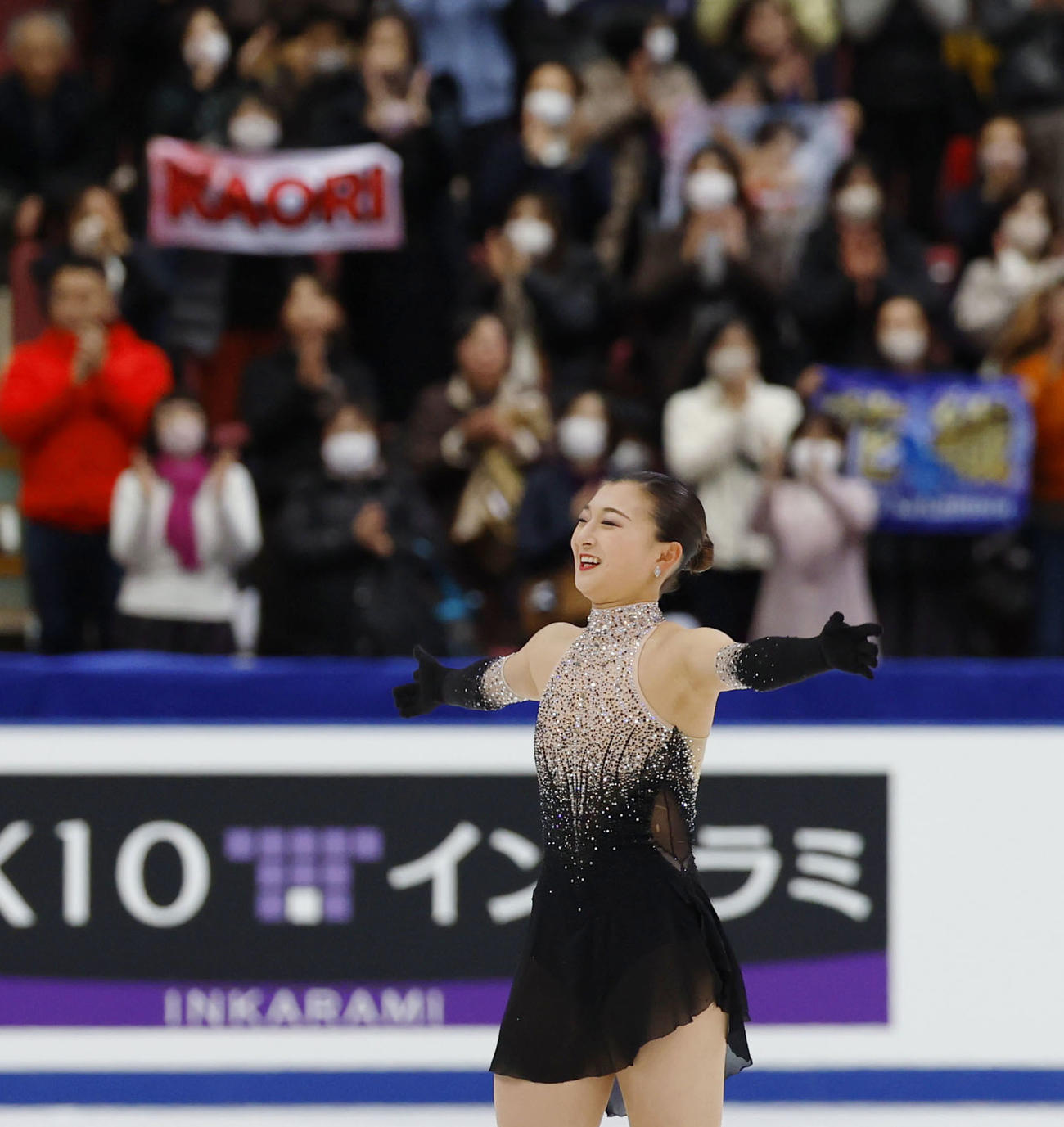 女子フリーの演技を終え、歓声に応える坂本花織（共同）