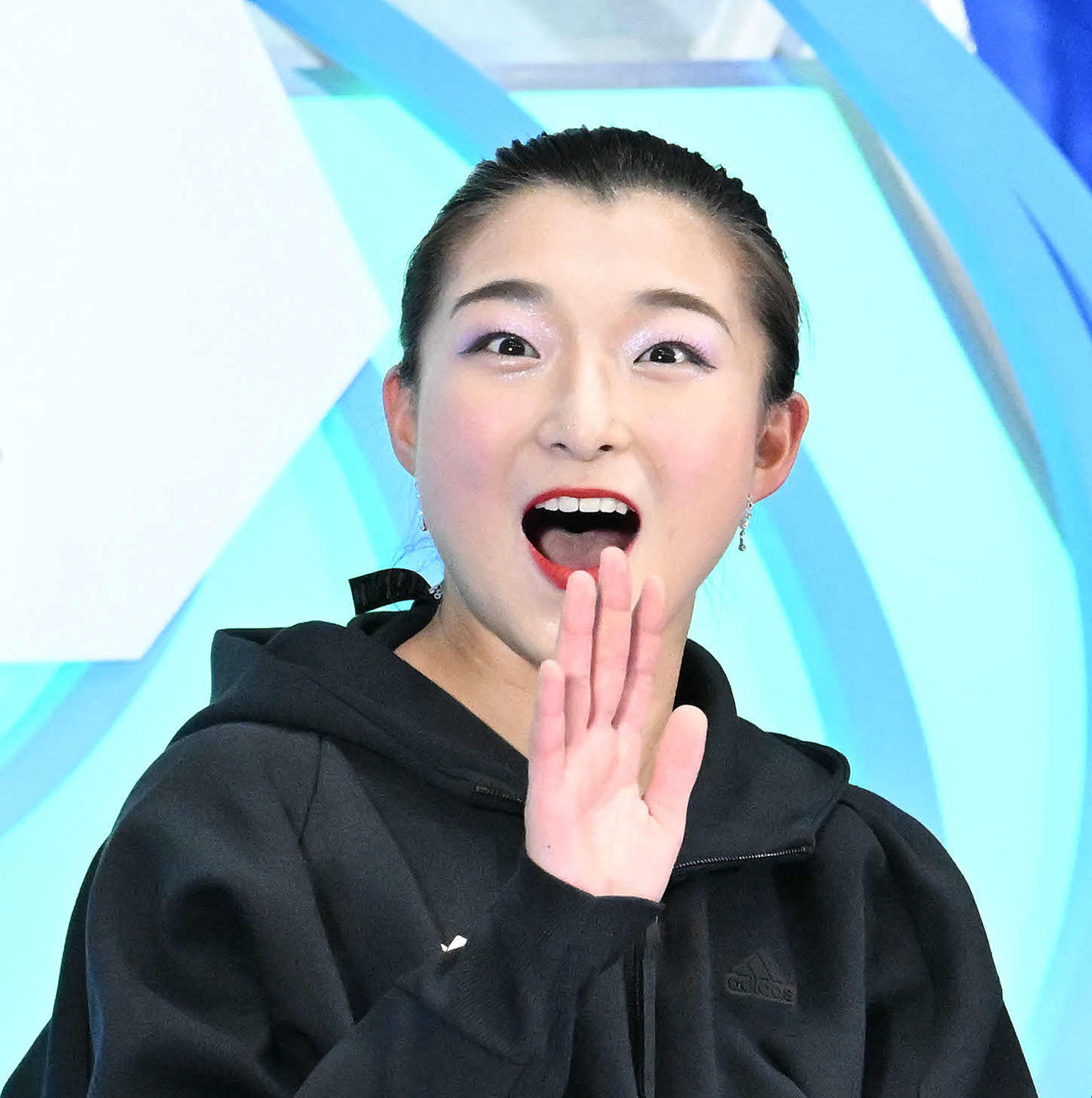 女子SPの演技を終え関係者に手を振る坂本（撮影・滝沢徹郎）