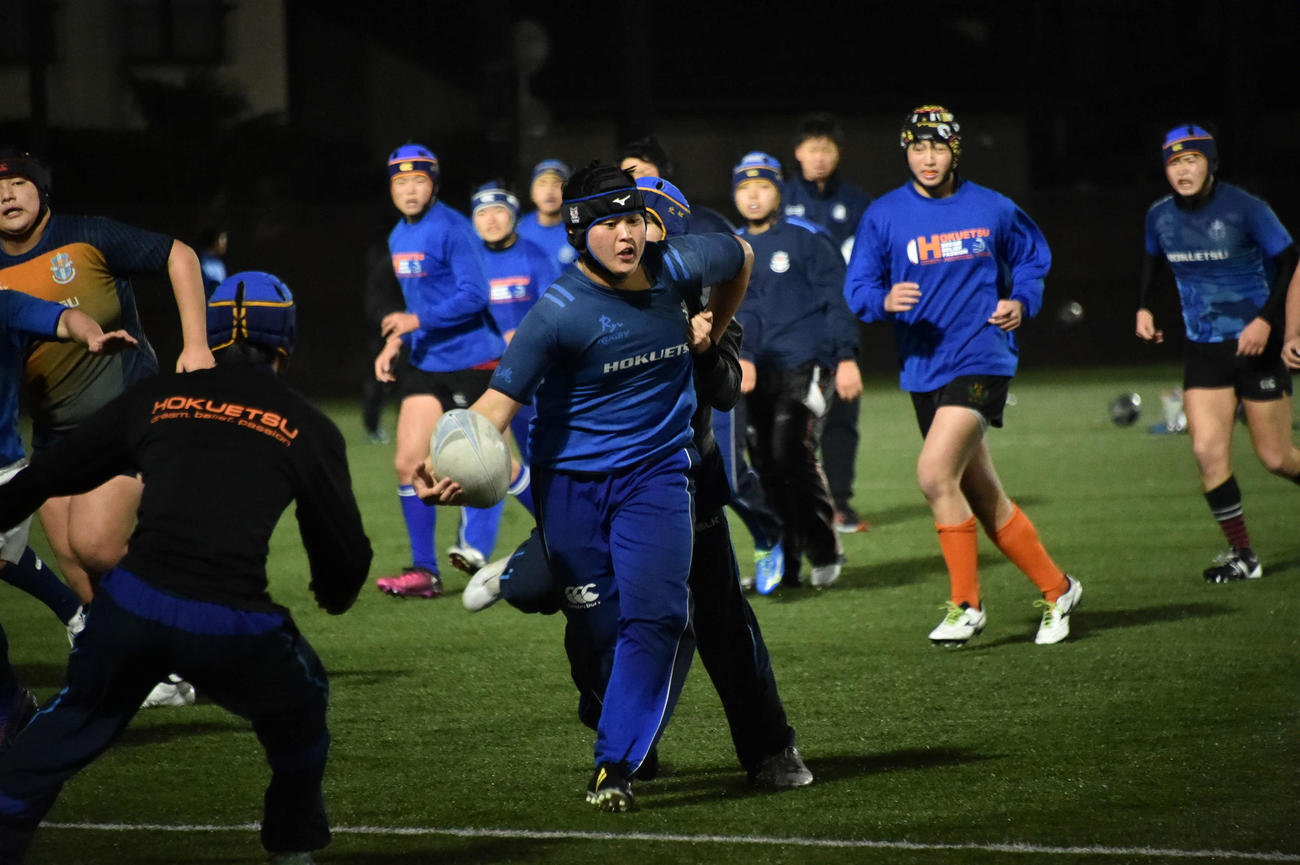練習でボールをキープし、前進する大橋主将