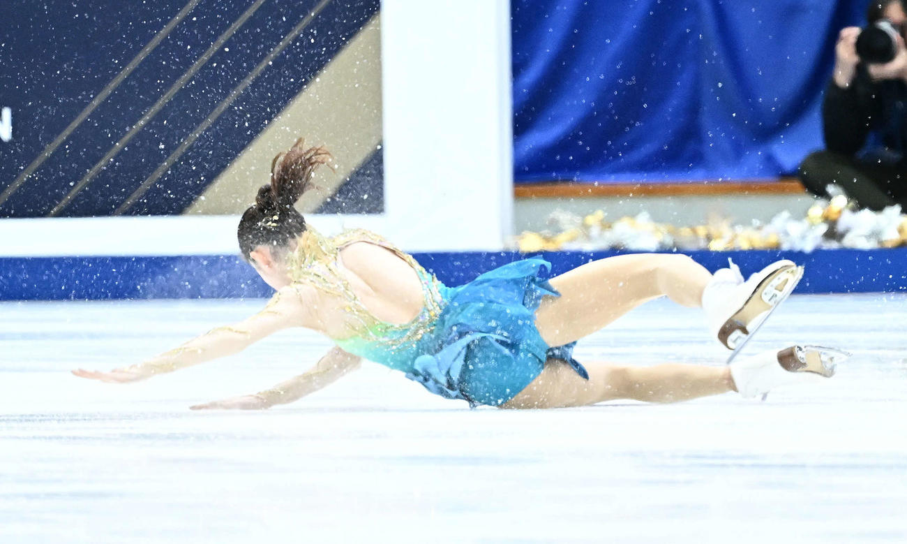 女子フリーの演技で転倒する住吉（撮影・滝沢徹郎）