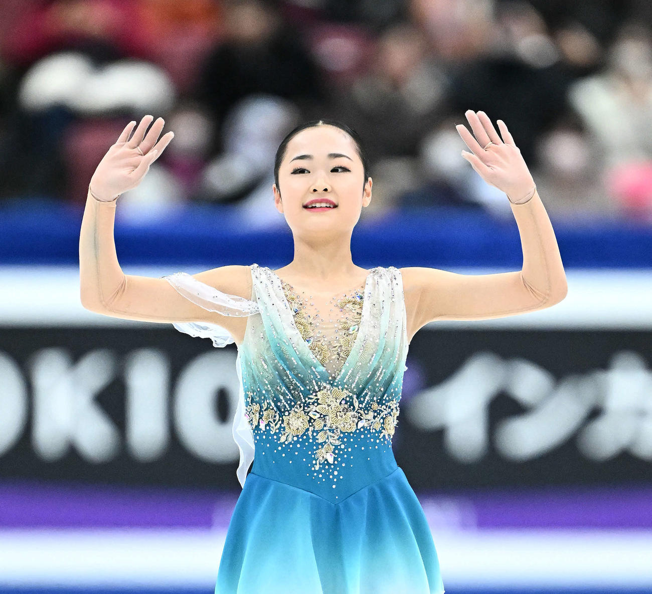 女子フリーの演技を終え手を振る島田（撮影・滝沢徹郎）