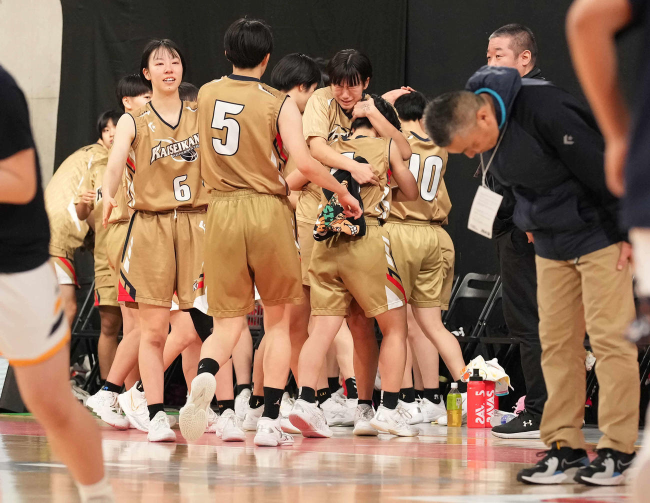 京都精華学園対浜松開誠館　京都精華学園に敗れ、肩を落とす浜松開誠館の選手たち（撮影・鈴木みどり）