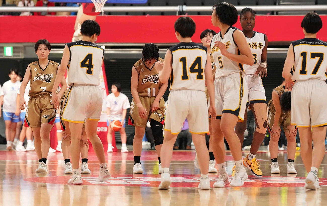 京都精華学園対浜松開誠館　京都精華学園に敗れ、肩を落とす浜松開誠館の選手たち（撮影・鈴木みどり）