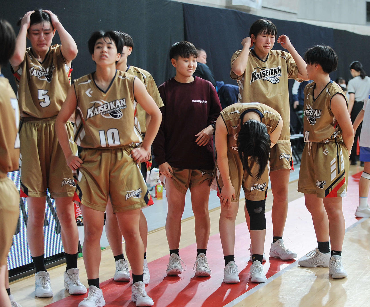 試合後、スタンドへのあいさつで涙を見せる浜松開誠館の選手ら