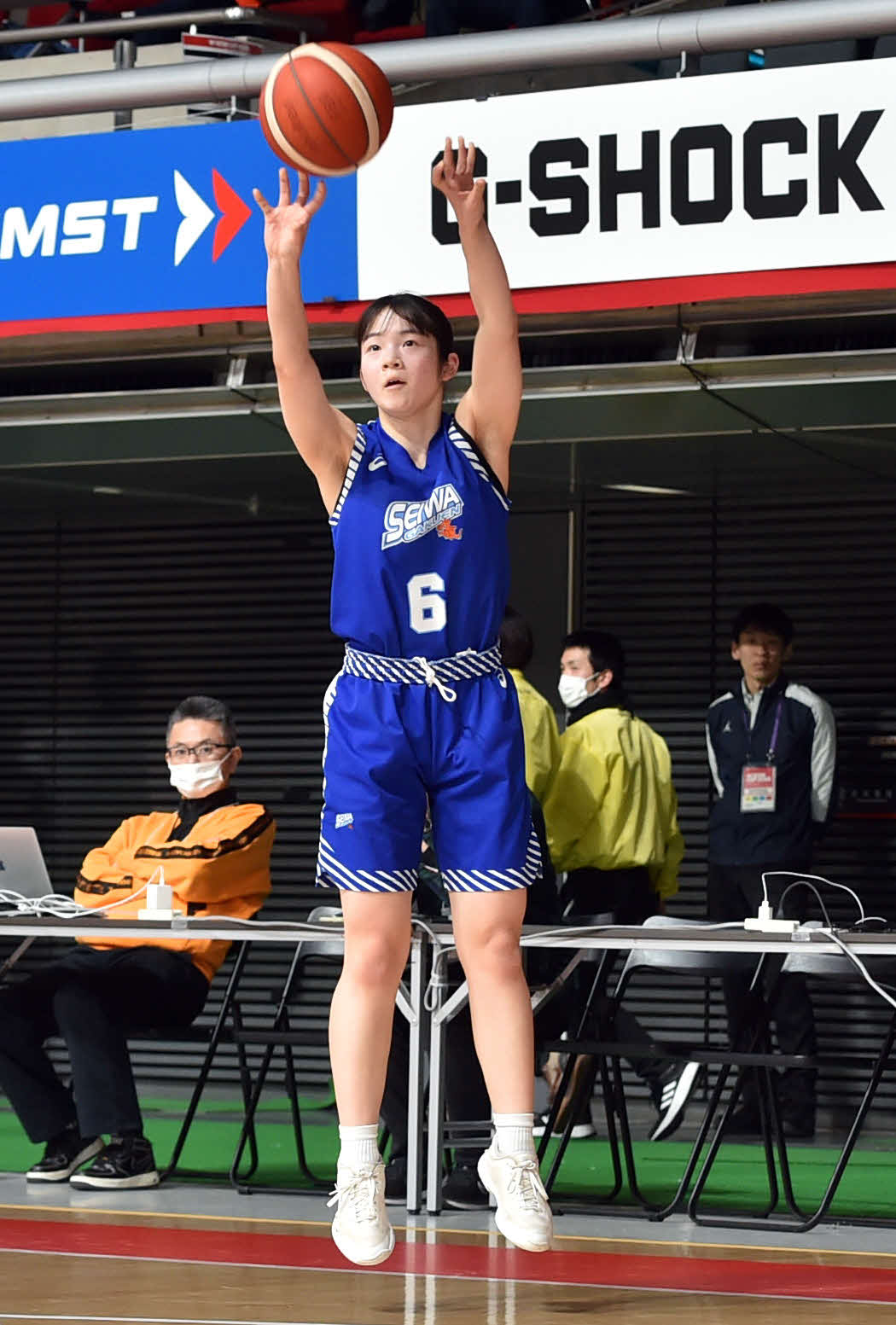第2Q、3点シュートを打つ聖和学園・上野