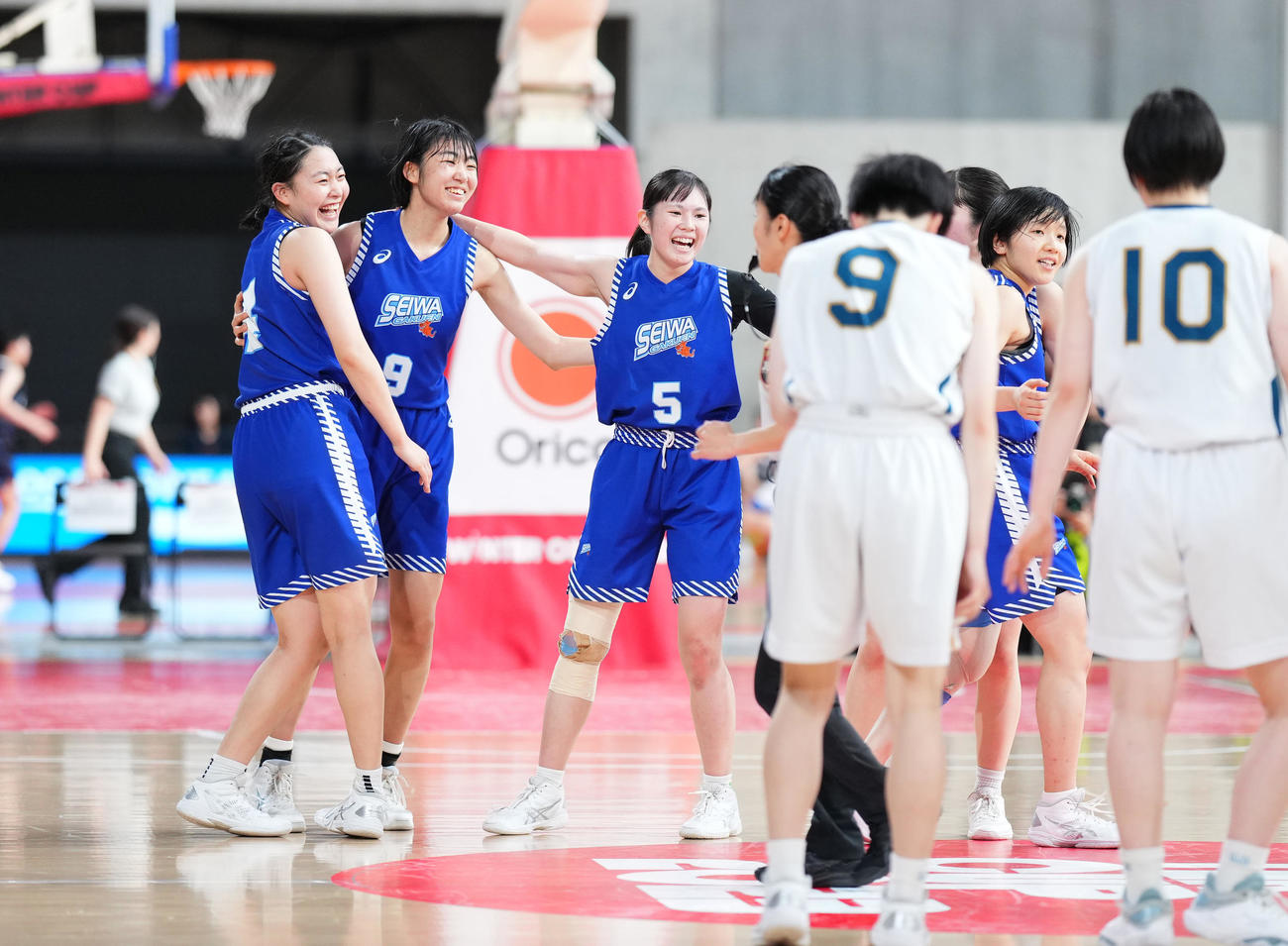 星城に勝利し、抱き合って喜ぶ聖和学園