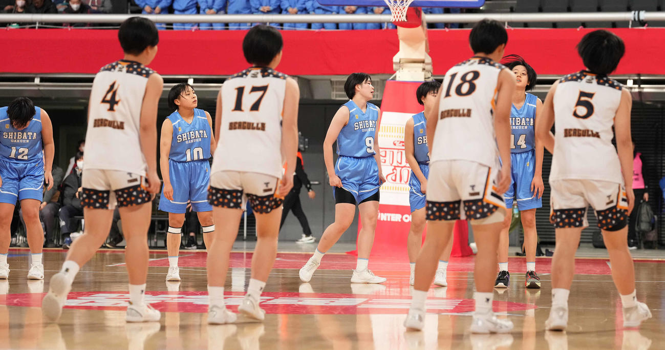 東海大福岡に敗れ、うなだれる柴田学園