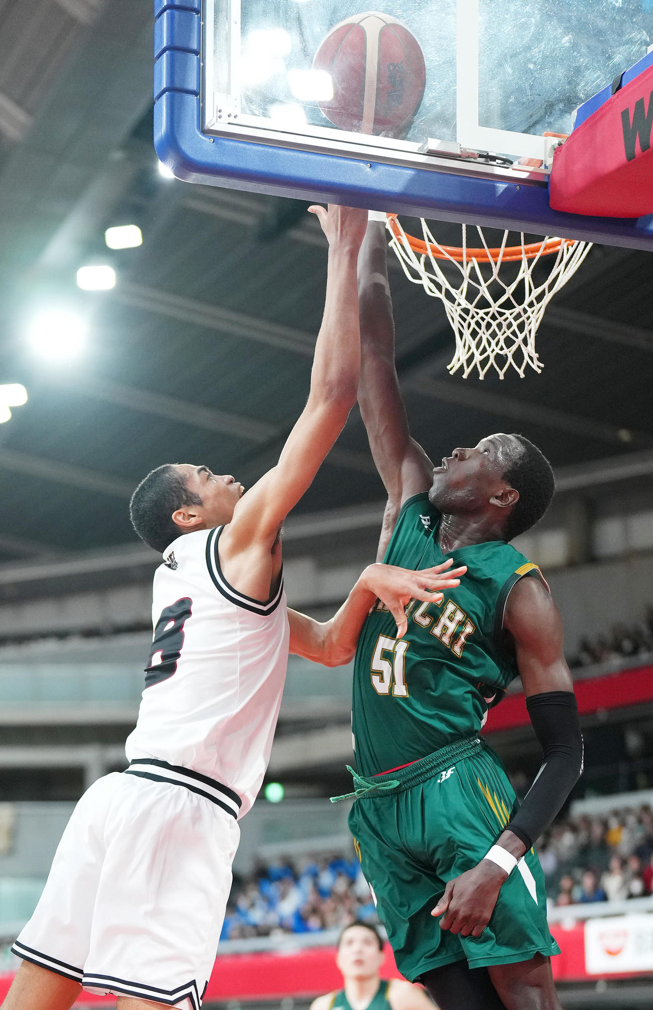 仙台大明成対福岡第一　第4Q、シュートするも福岡第一・シェッハ（右）に阻止される仙台大明成・ショーン莉音（撮影・菅敏）