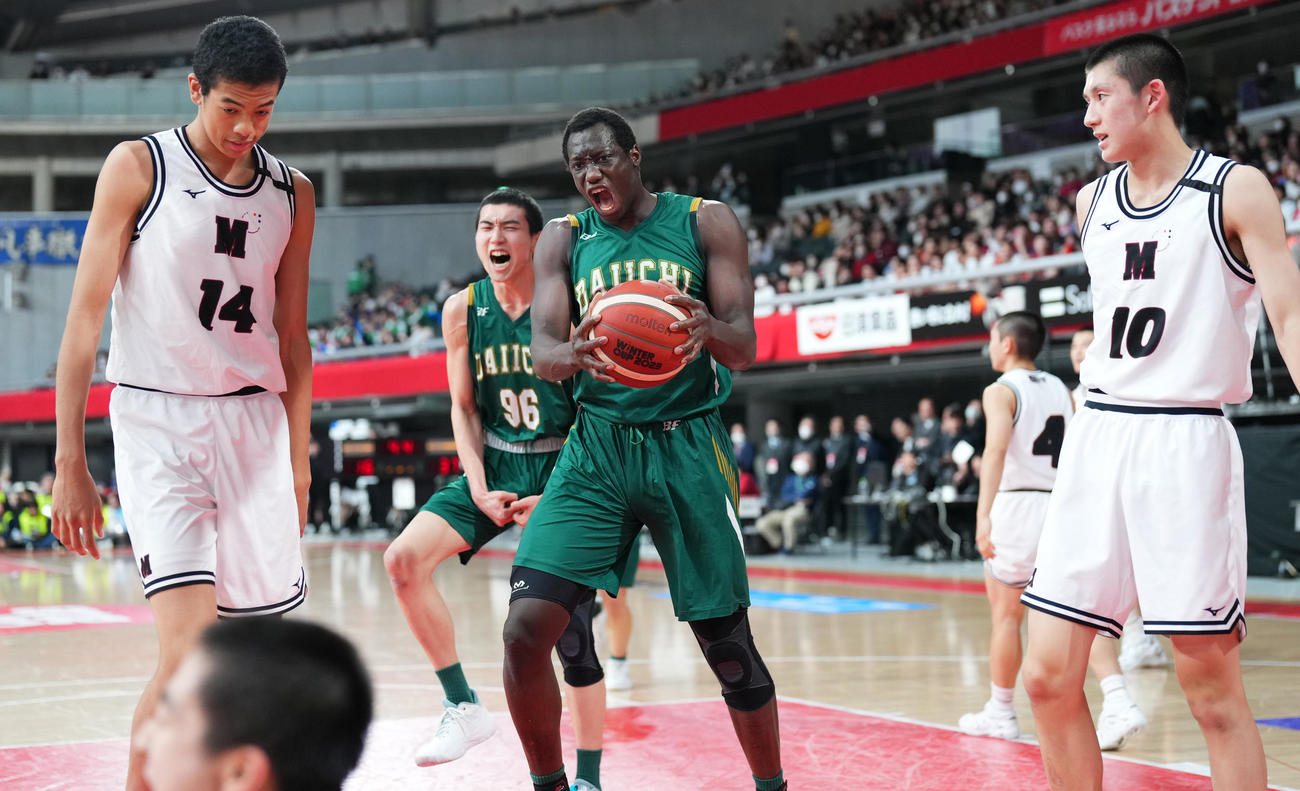 仙台大明成対福岡第一　第2Q、相手のファウルに雄たけびを上げる福岡第一・ティディアニ（中央）（撮影・菅敏）