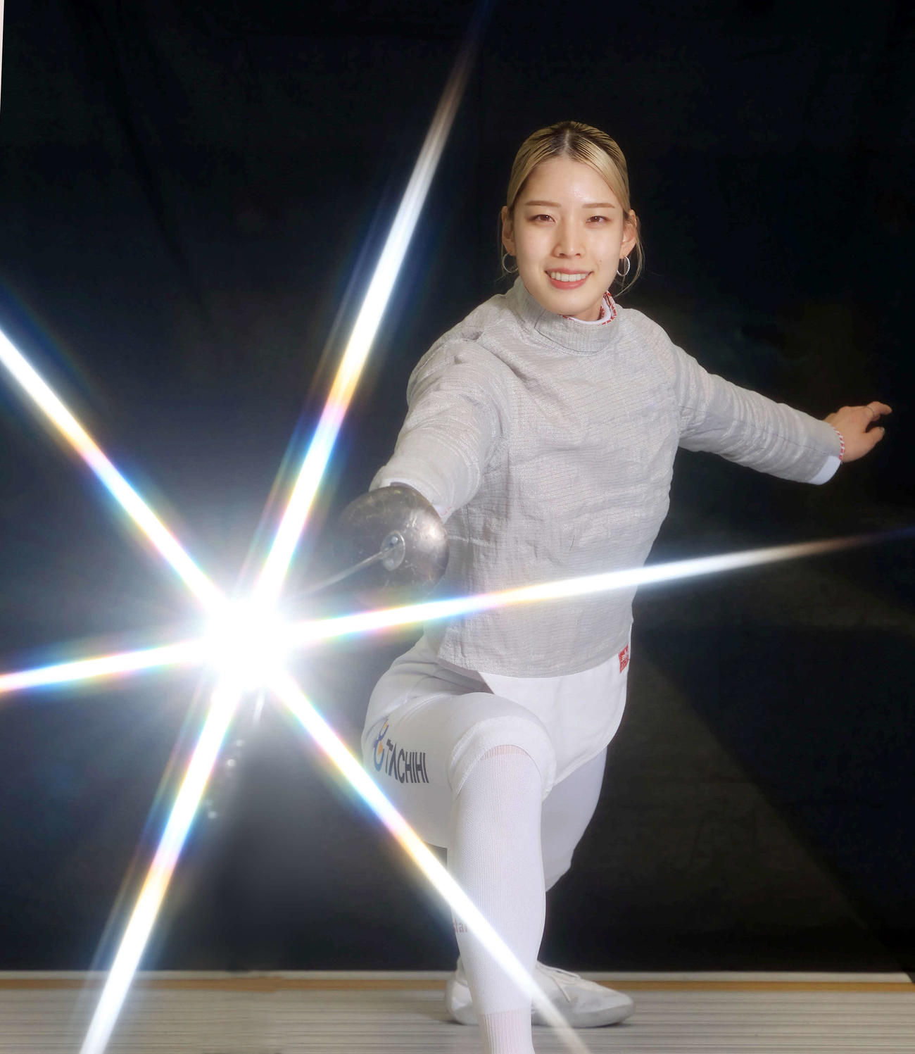 パリ五輪の星を目指し、笑顔で剣を突くフェンシングの江村美咲（撮影・浅見桂子）