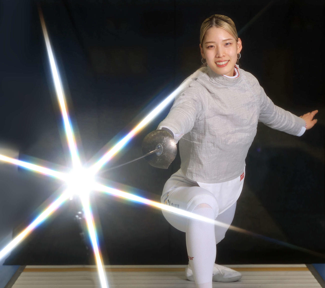 パリ五輪の星を目指し、笑顔で剣を突くフェンシングの江村美咲（撮影・浅見桂子）