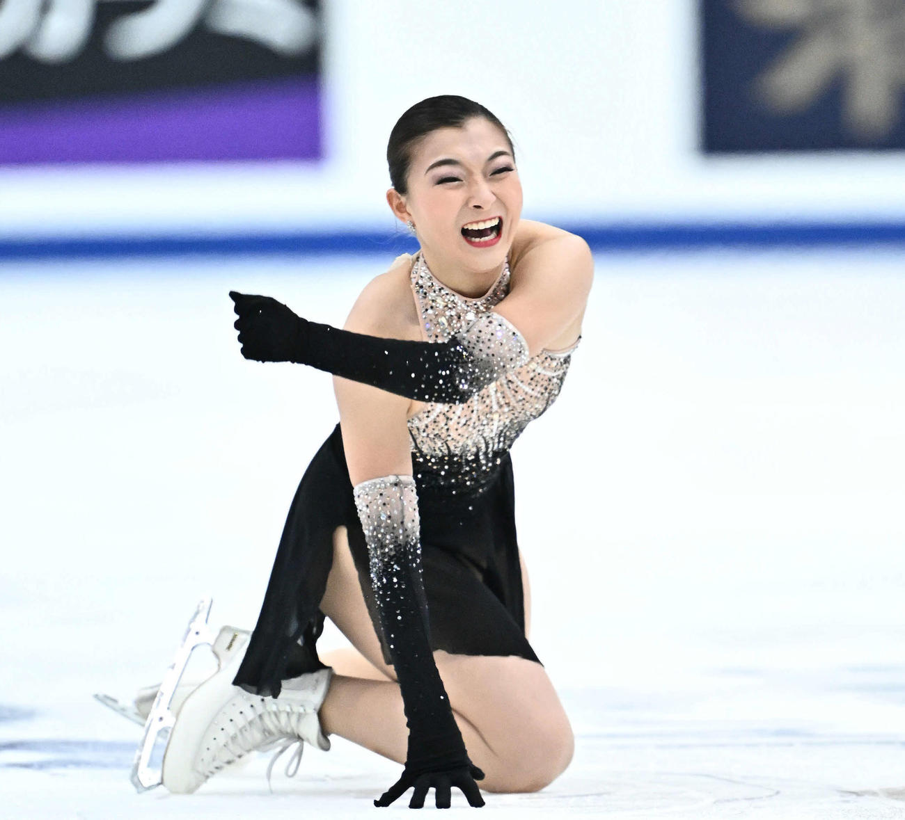 女子フリーの演技を終えガッツポーズする坂本（撮影・滝沢徹郎）