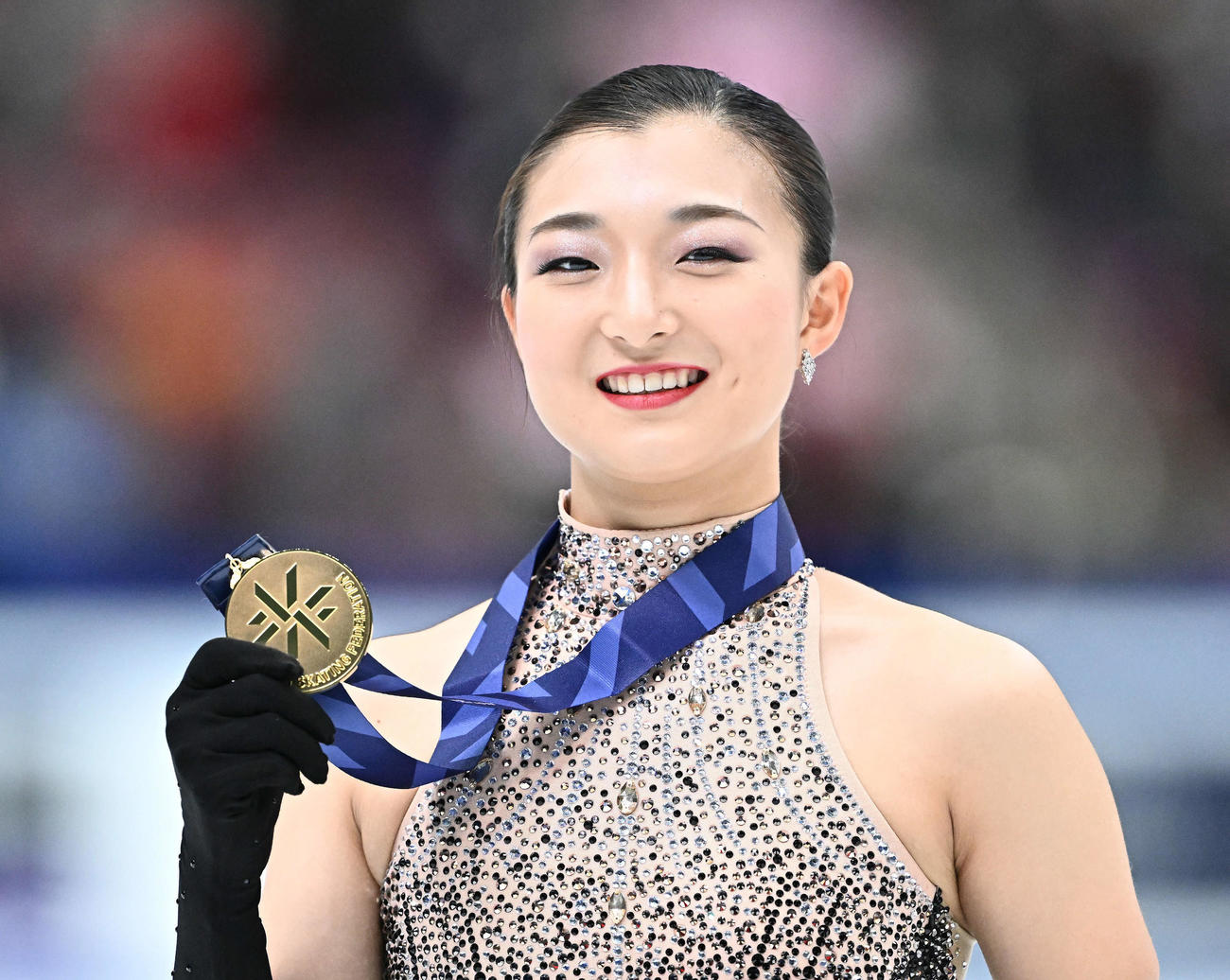 金メダルを手に記念撮影する坂本（撮影・滝沢徹郎）