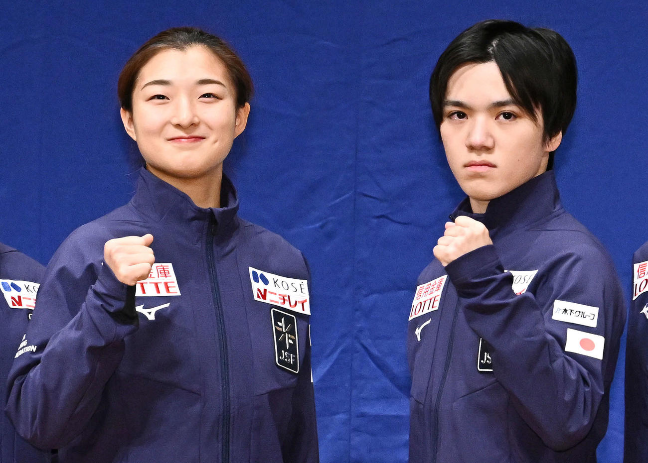 世界フィギュア日本代表記者会見で記念撮影する坂本（左）と宇野（撮影・滝沢徹郎）