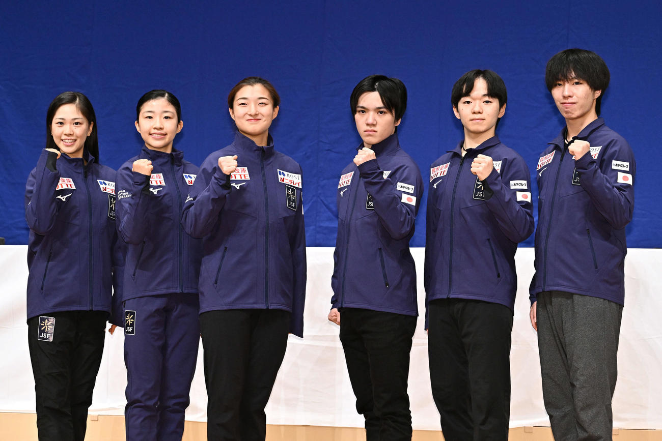 記念撮影する日本代表の選手たち。左から吉田、千葉、坂本、宇野、鍵山、三浦（撮影・滝沢徹郎）